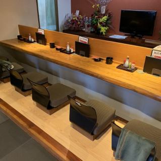 お座敷のように胡坐をかいてお寛ぎいただけるカウンター席。お一人様から大歓迎です◎