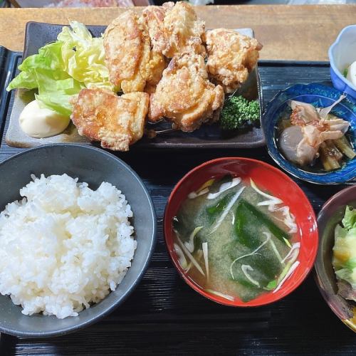 肉汁たっぷり！とりからあげ定食　