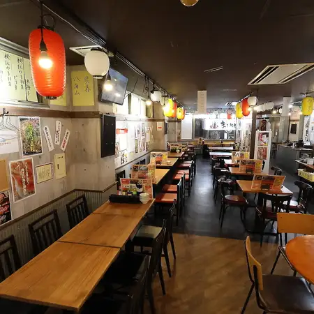 どこか懐かしい雰囲気が漂う店内で、気軽に楽しめるお席をご用意。友人同士の集まりや各種宴会にもぴったりの空間です。