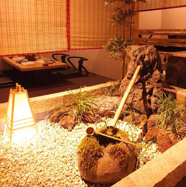 디자이너가 다루는 일본 정원풍의 공간 퍼진다…차분한 분위기의 개인실에서 느긋하게 요리를 맛볼 수 있습니다.