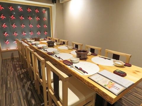 10名様までご利用可能なテーブル個室席もご用意しております♪総席数150席に対し趣が異なる個室を全20席ご用意しており、少人数から大人数まで幅広く対応可能です。木を基調とした落ち着いた内観は都会の喧騒を忘れさせてくれる上質な雰囲気♪様々なシーンに合わせてお部屋をご案内いたします。