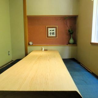 ゆったりと足を伸ばせる掘りごたつ席は、落ち着いた雰囲気の中で大切なゲストとの会話を心ゆくまでお楽しみいただくのに最適なお席です。接待や会食、大切な方との記念日や誕生日などの特別なシーンにご利用くださいませ。