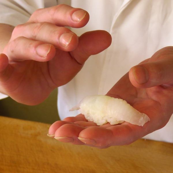【熟練の職人技が光る逸品】厳選した旬の魚介を贅沢に味わう至高の握り寿司