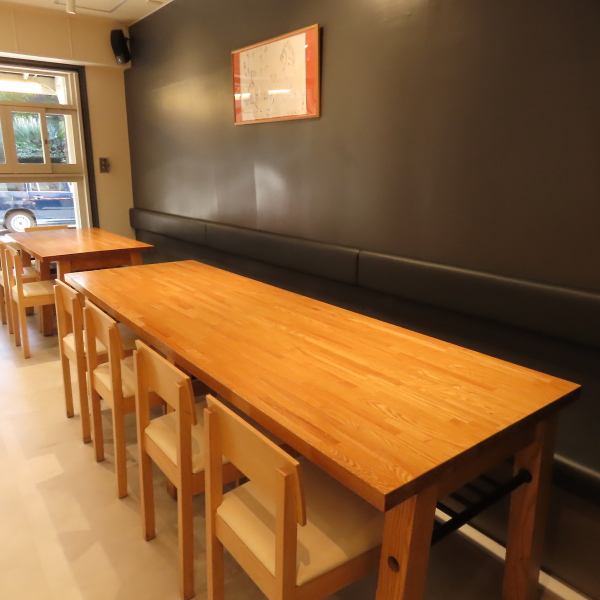 オフィス街の中心にありながら、一歩足を踏み入れると広がる静寂な空間。仕事帰りの同僚との一杯や、上司を交えたプチ宴会など、ビジネスパーソンの日常使いに最適なテーブル席です。清潔感のある店内は女性社員の方々にも好評で、女子会利用もおすすめ。本格的な揚州料理を囲めば自然と会話も弾みます。