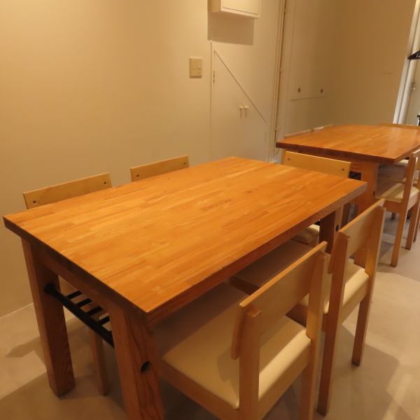 人数に合わせてレイアウト変更が可能なテーブル席は、3～4名のグループから10名規模の団体様まで柔軟に対応いたします。「コースではなくアラカルトで楽しみたい」という食通の集まりにも最適。上海特級厨師直伝の技が光る料理をシェアしながら、賑やかなひとときをお過ごしください。