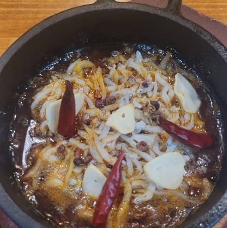 シラス麻辣アヒージョ(バケット付き)