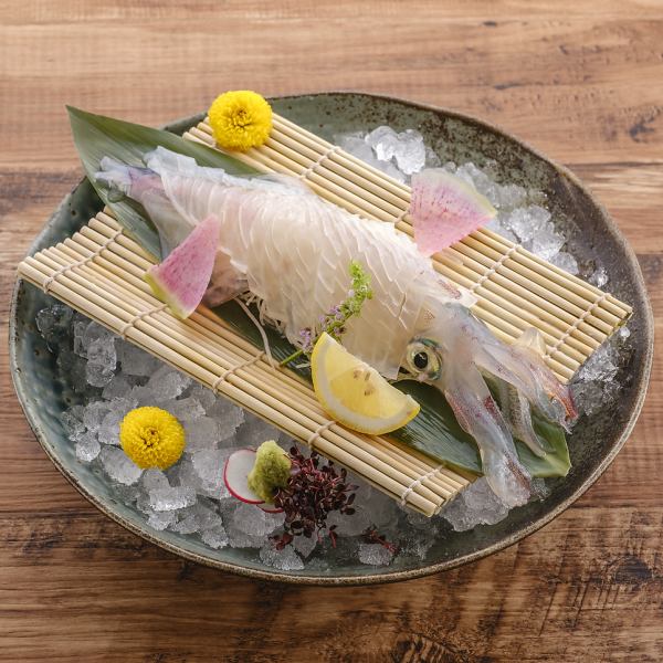 生簀から釣り上げる鮮度抜群の【イカの活き造り】！！