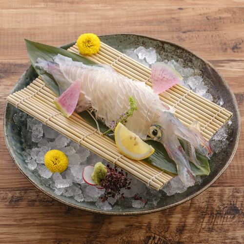 生簀から釣り上げる鮮度抜群の【イカの活き造り】！！