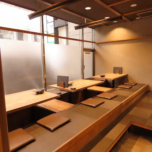 【各種宴会にぜひ】最大22名様まで収容可能な掘り炬燵個室席ご用意。その他にも14名様まで収容可能な掘り炬燵半個室席などさまざまなシーンにご利用いただけます。各種飲み放題付きコースは5000円(税込)～計6種類。選び抜かれた料理と美酒を片手に大切な仲間と語らう贅沢なひとときをぜひ当店でお過ごしください。