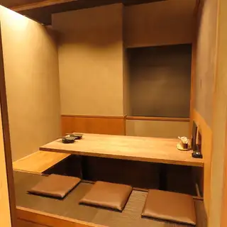 4～6名様の掘りごたつ個室をご用意しております。最大22名様までご利用可能。