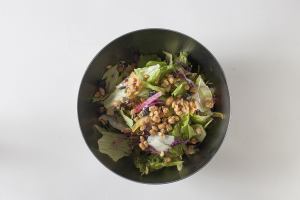 グラノーラとくるみの10品目野菜サラダ