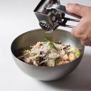 削りチーズの明太シーザーサラダ