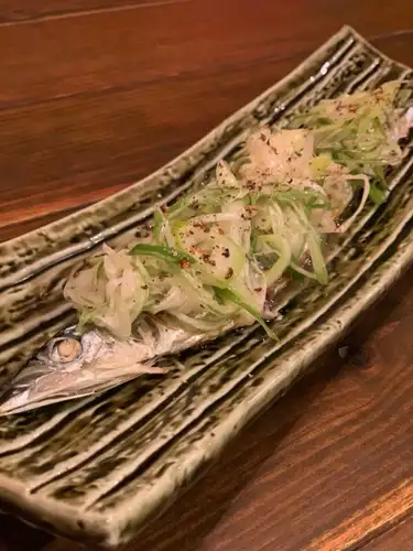 想在新所泽找个地方吃晚餐吗？Izakaya TOMBO 提供温馨舒适的氛围，非常适合约会！

izakayatombo 点击此处查看其他帖子
→ @izakayatombo

你好，晚上好♪
大家好，我是Izakaya Tonbo的员工Yota🌰

美味的秋刀鱼栗子芝士豆腐🧀
令人放松和愉悦的蜻蜓
用餐时不妨配上一杯葡萄酒！🌟
我们现在开始接受年终派对的预订。
请尽快联系我们🤗

我们今天也是下午5点开门营业。
我们期待您的光临！٩( 'ω' )و

▼访问
从西武新宿线新所泽站西口步行3分钟即可到达。

▼营业时间/休息日
[星期一至星期日、公众假期、公众假期前一天、公众假期后一天]
17:00 - 00:00
最后点餐时间：食物 22:30，饮料 23:00

休息：每天营业


＃蜻蜓

======================

▼访问
西武新宿线
从新所泽站西口步行4分钟

▼营业时间
17:00-00:00
（最后点餐时间：食物 22:30，饮料 23:00）
▼常规休息日：无


▽姐妹店介绍
所泽高级蜻蜓
@hikara_tombo
所泽Tombo酒吧
@tombo.bar

======================


#所泽美食
#所泽女孩之夜
#所泽居酒屋
#埼玉美食
所泽晚餐