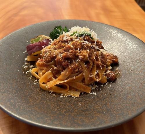使用大量小江戶黑豬肉製作的奢華肉醬麵