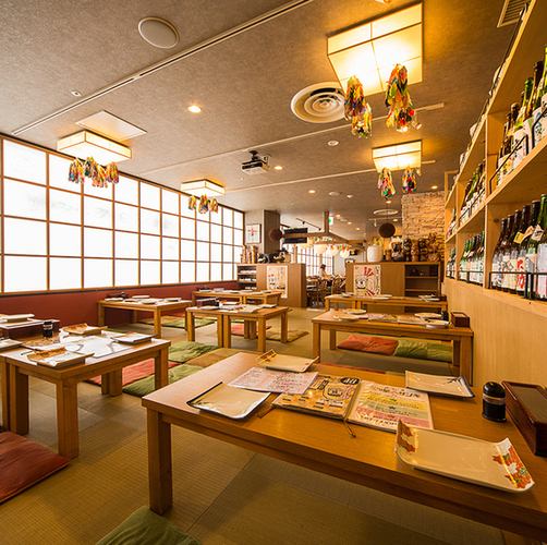 貸切対応可能で、広々とした店内は大型宴会に最適!歓送迎会や会社の集まりなど、さまざまなシーンでご利用いただけ、木目調の温かみある内装と落ち着いた照明が和やかな雰囲気を演出します。JR新札幌駅直結のアクセスも魅力で、移動の負担が少ないのも嬉しいポイントです◎