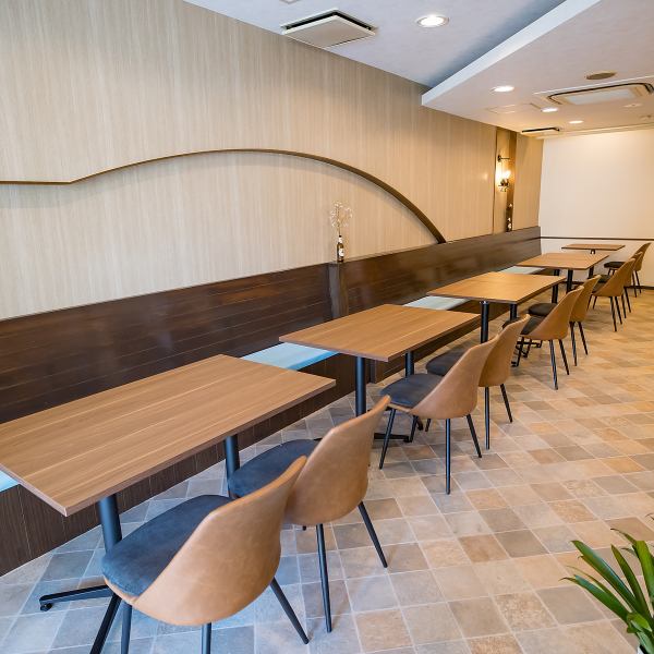 ≪ゆったりとくつろげるおしゃれな空間≫４名席×3　２名席×5◆４名以下の少人数や、小規模団体様のご利用人数に合わせてレイアウト変更可能です◎ゆったりとおくつろぎいただける雰囲気ですので、ご友人ご家族とのお食事、デートや女子会、各種宴会でのご利用にもおすすめです。皆様のご来店心よりお待ちしております♪