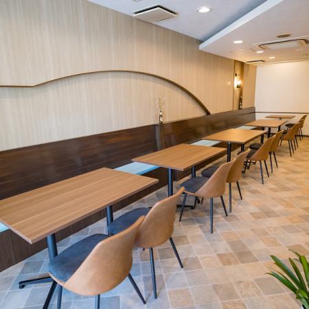 当店は４名様用のテーブル席がございます！女子会やママ会、気の置けないご友人とのお食事にピッタリのお席です☆宴会シーンにオススメのコースもご用意しておりますので、詳しくは当店までお問い合わせください！