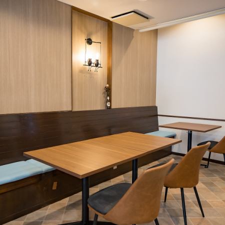 当店は２名様用のテーブル席を5席設けております◎おしゃれな雰囲気の店内はお一人様でも利用しやすい空間です☆当店で、ゆったりとリラックスしたお時間をお過ごしください。