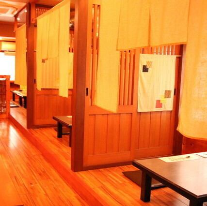 <p>【大人数での宴会にも最適な空間が広がる】広々としたスペースを提供しております♪宴会やパーティーにぴったりの設備が整っており、貸切も可能ですので、特別なひとときを演出できます！</p>