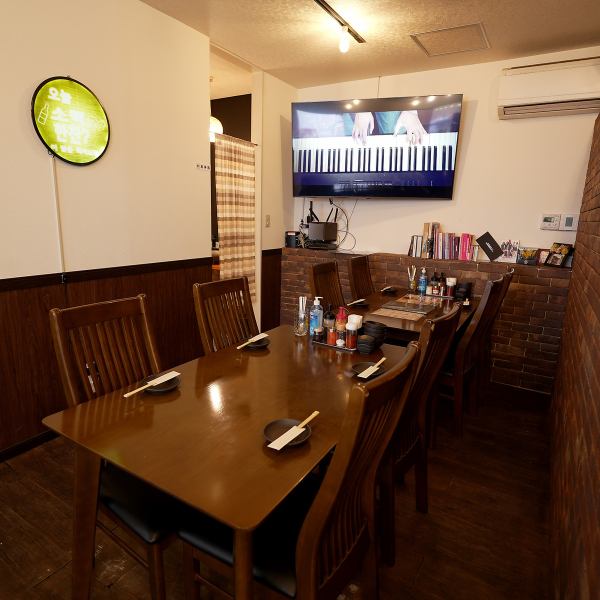 [A calm atmosphere inside the restaurant] The main floor has spacious table seating, making it a pleasant space where you can relax and unwind.Monitors and projectors are installed both inside the restaurant and on the terrace, so you can enjoy your meal while watching Korean dramas, K-POP, baseball games, and more!