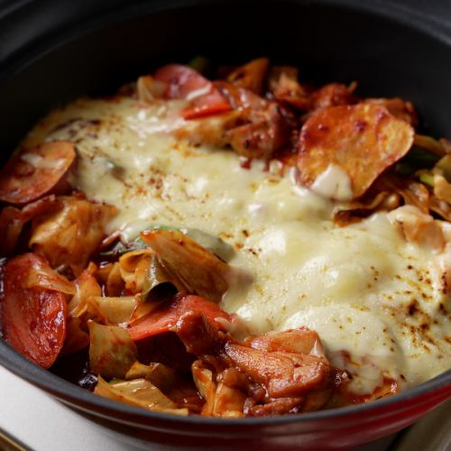 [You'll get addicted to the melty cheese!] Cheese Dakgalbi (1,925 yen including tax)