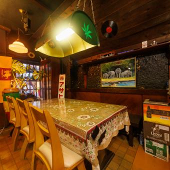 シンプルで居心地の良い店内は、少人数の飲み会だけでなく大人数でも大歓迎です☆