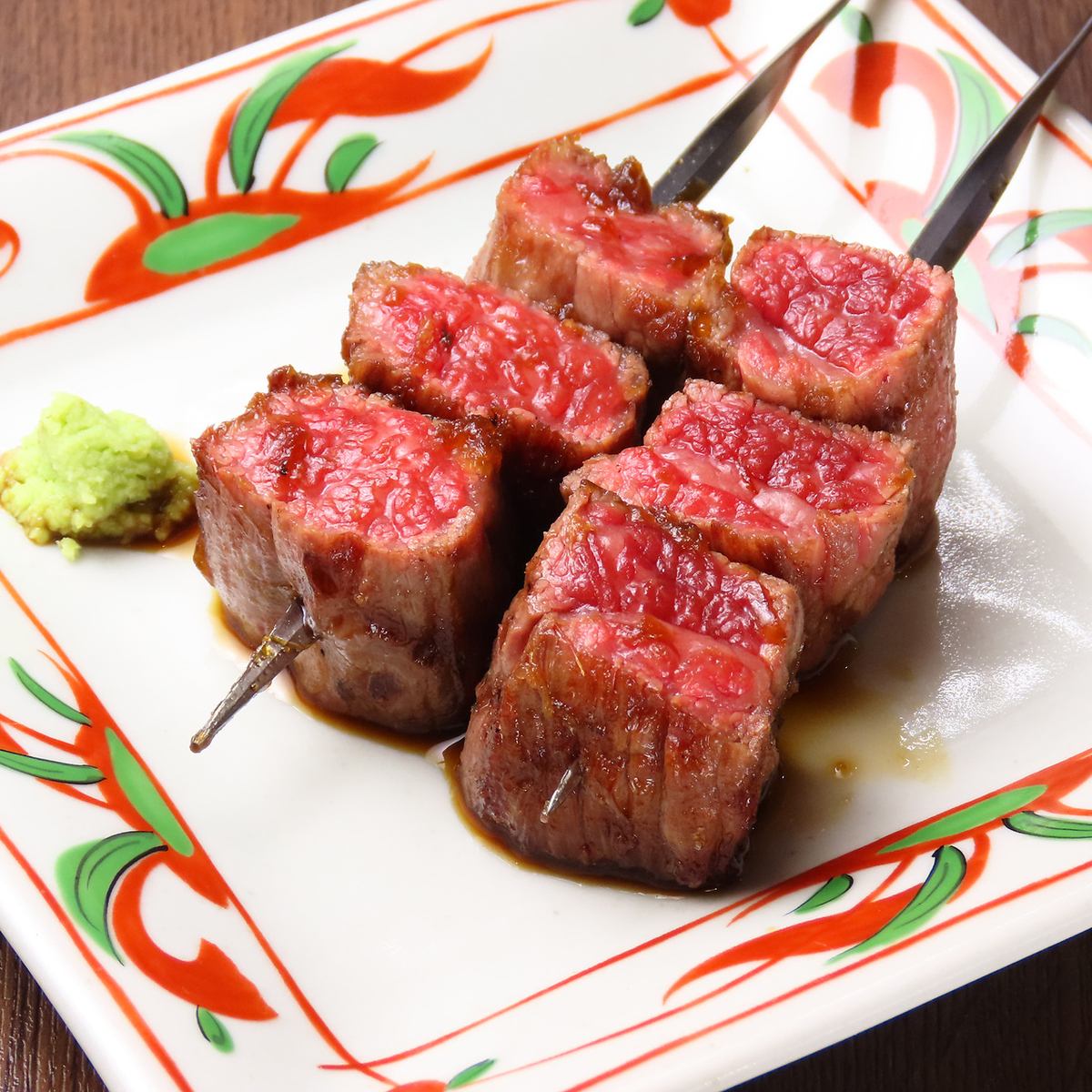 絶妙な火入れで肉の旨味を最大限に引き出した「牛串」は絶品。