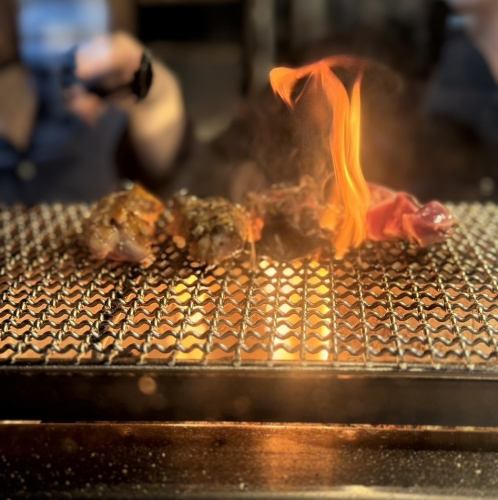 炭火で焼き上げる肉料理に舌鼓。