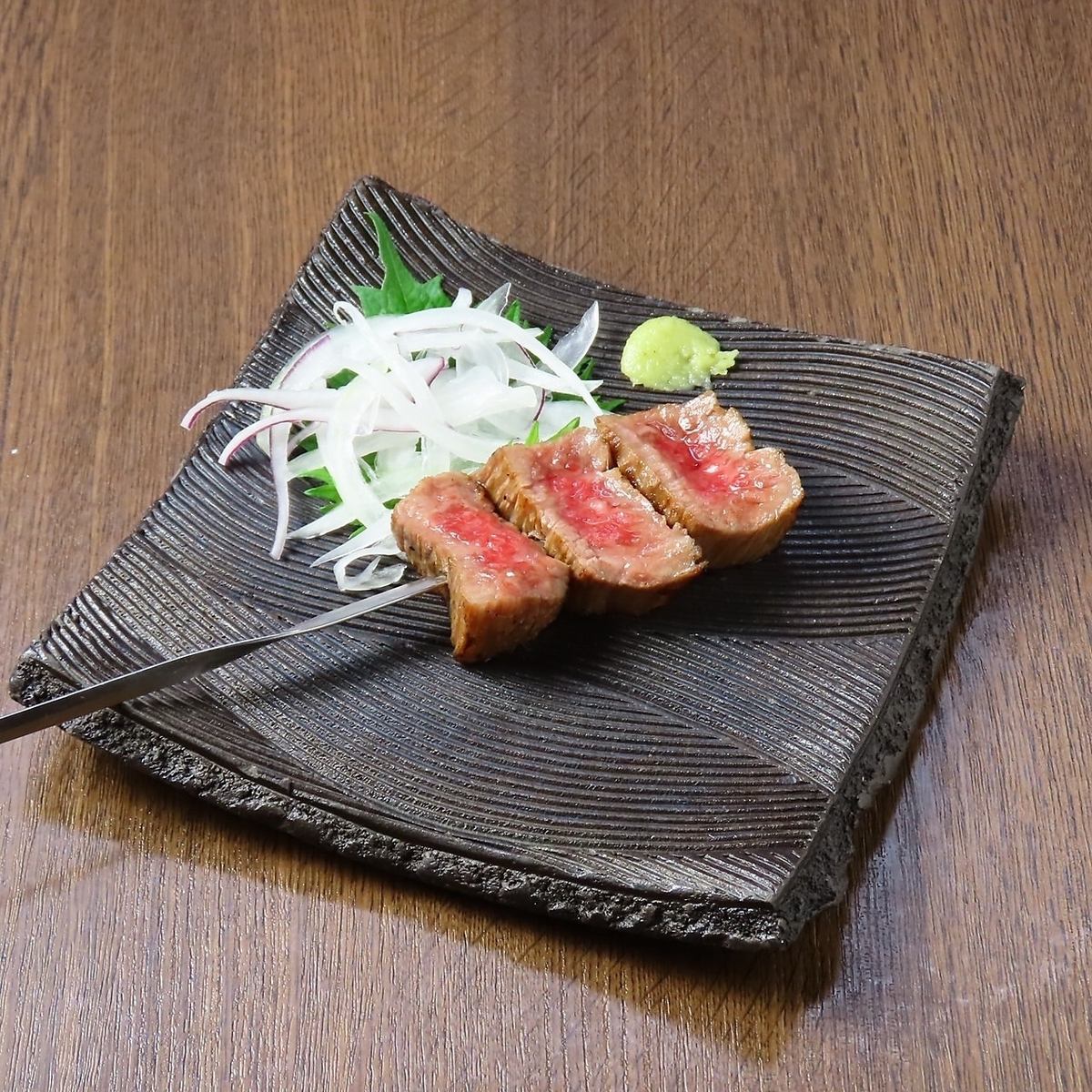 絶妙な火入れで肉の旨味を最大限に引き出した「牛串」は絶品。