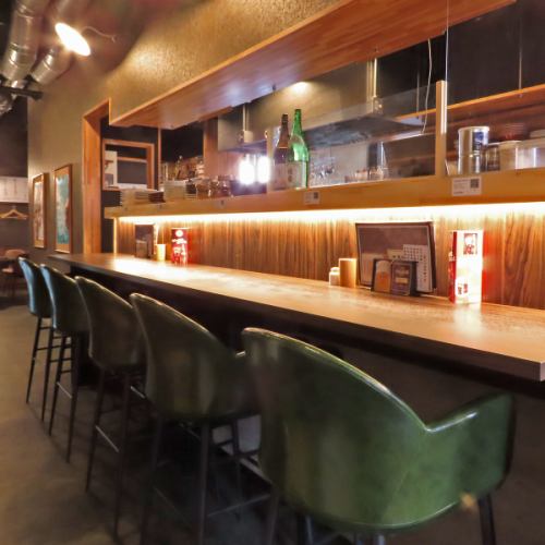 <p>カウンター席はお一人様でもお気軽にお愉しみいただけます♪</p>