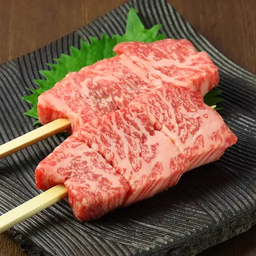 絶妙な火入れで肉の旨味を最大限に引き出す至極の逸品【牛串焼き】