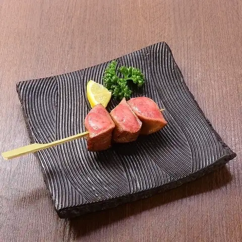 噛むほどに溢れ出す濃厚な旨みとサクッとした食感【厚切りトロ牛タン(タレ・塩)】