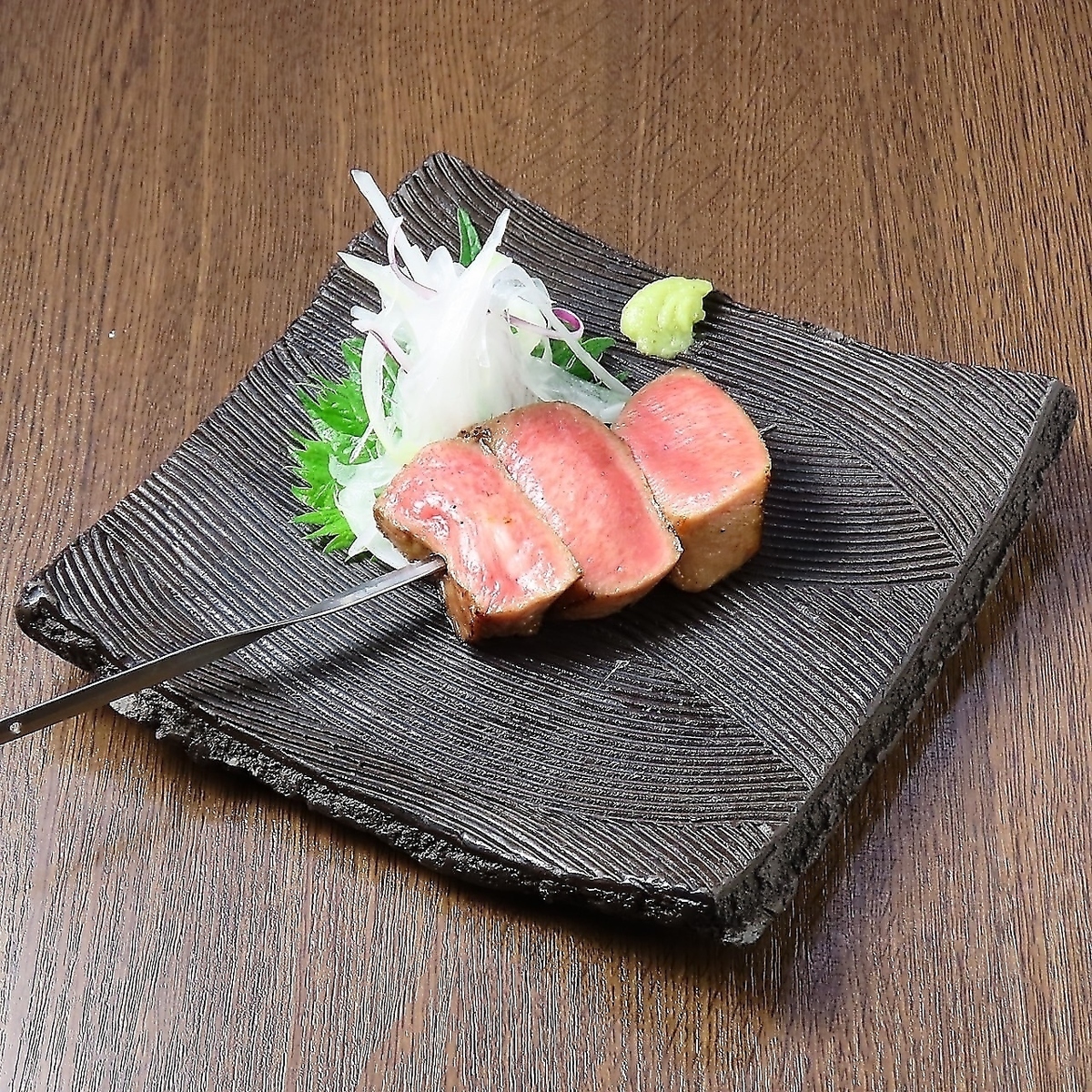 落ち着いた雰囲気の店内で「牛串」×「ビール」で乾杯!