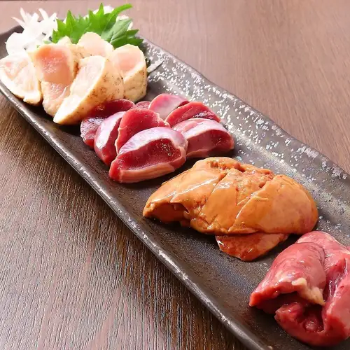 とろけるような舌触りと濃厚なコク【鶏刺し盛合わせ】