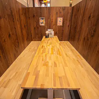 밝은 나뭇결의 점내.어딘가 그리움을 느끼는 점내에서 자랑의 만두와 술을 즐기세요.