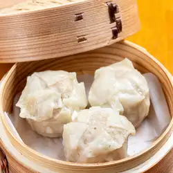 饺子也不错，但我更喜欢三个猪肉烧卖。