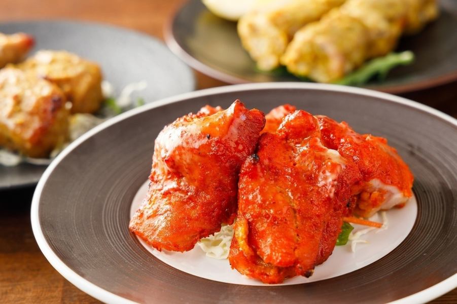 【タンドリーチキン】店内にある壺型の炭火かまどで焼いたジューシーで香ばしいタンドリー料理！