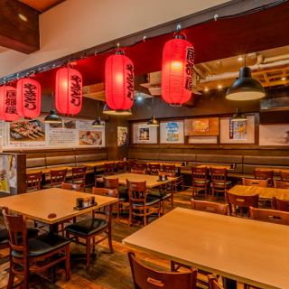 赤提灯が彩る空間が印象的な店内は、和の趣を感じさせながらもモダンなデザインで統一。活気溢れる雰囲気の中で、美味しい料理を心ゆくまでお楽しみいただけます。