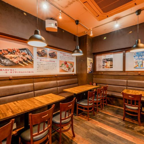 和風の赤提灯がアクセントとなった店内は、温かみのある雰囲気が魅力です。テーブル席はプライベート感を保ちつつ、居心地の良さが抜群。ゆっくりと過ごしたい方にぴったり。