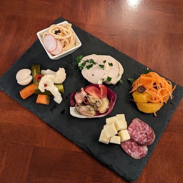Assorted appetizers (1 serving)