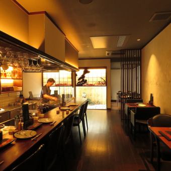 From the counter, you can overlook the powerful cooking scenery and enjoy a lively meal ◎ You can also enjoy talking with the staff, so you can use it comfortably by yourself or a small number of people ♪ (Hiroshima / Komachi / Yakitori / Wine / Hideaway / Fashionable / Course / Women's Association / Date / Entertainment)