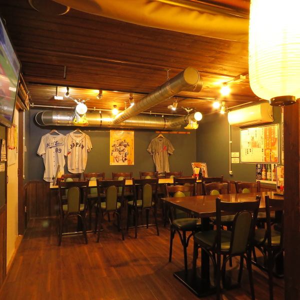 最大35名様まで収容可能な広々とした空間は、大人数での集まりにも対応いたします。20名様からの貸切相談も承っており、会社宴会や打ち上げなど、一体感を楽しみたいイベントに最適です。喫煙も全席で可能ですので、愛煙家の方も周囲を気にせずゆったりとお寛ぎいただけます。