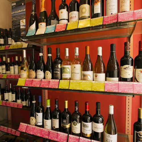 壁棚にズラリ！世界各国のワイン300種以上！