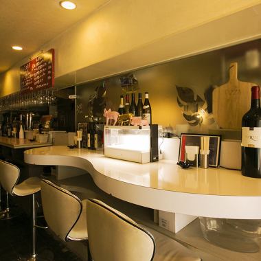 櫃檯最多可容納8人。您不僅可以品嚐我們的特色菜，還可以輕鬆品嚐豐富合理的葡萄酒。