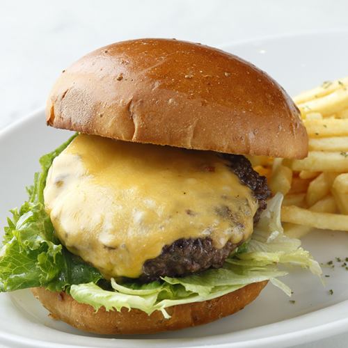 Beef cheeseburger (with fries)