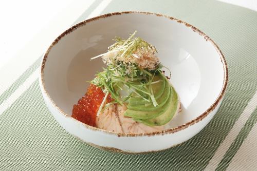 Grilled salmon and salmon roe bowl
