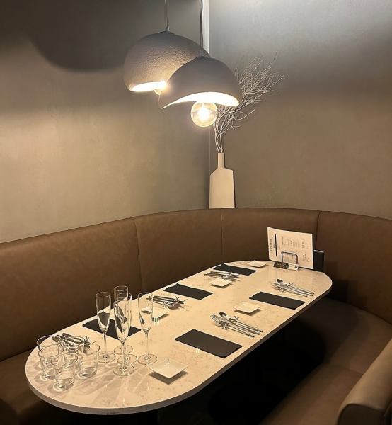 The interior of the store has been purposely created with a chic atmosphere.This is a restaurant where you can thoroughly enjoy food and drinks in a relaxed and relaxing atmosphere.We are open until late at night, so you can hang out at a drinking party or after work.