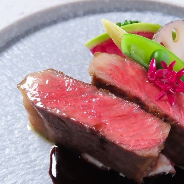 一つ一つの料理を丁寧にかつ、魅せるように調理しております。目で見ても美味しい逸品の数々です。またハッピーアワーでは3種類のスパークリングワインも入った20種のドリンクを楽しめます。落ち着いた雰囲気でカジュアルに美味しいドリンクをお楽しみください