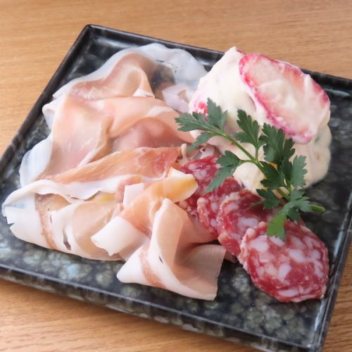 スペイン産生ハム“ハモンセラーノ”、イタリア産サラミ、フルーツとナッツのチーズ白和え