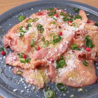 低温調理した牛タンのカルパッチョ